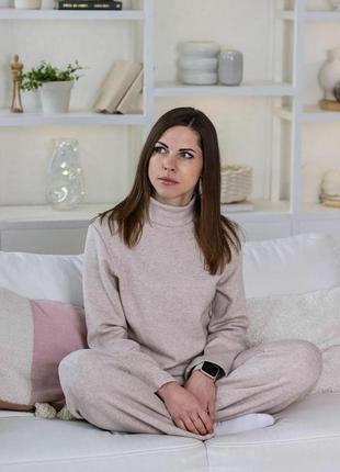 Спортивный костюм женский бежевого цвета