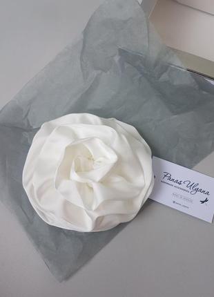 Белый цветок брошка теплого тона из шелка армани2 фото