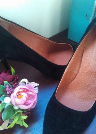 Жіночі туфлі човника чорного кольору, натуральна замша