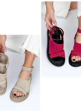 Модные женские кожаные босоножки на низком ходу бежевые