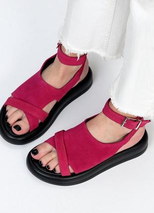 Модные женские кожаные босоножки на низком ходу бежевые