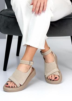 Модные женские кожаные босоножки на низком ходу бежевые