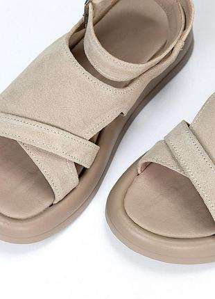 Модные женские кожаные босоножки на низком ходу бежевые