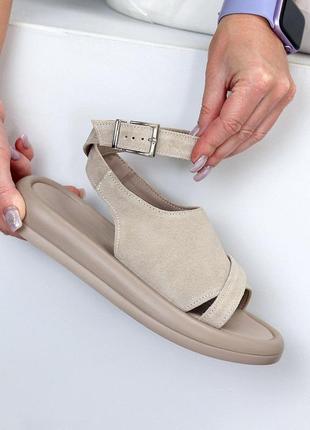 Модные женские кожаные босоножки на низком ходу бежевые