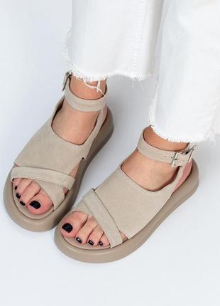 Модные женские кожаные босоножки на низком ходу бежевые