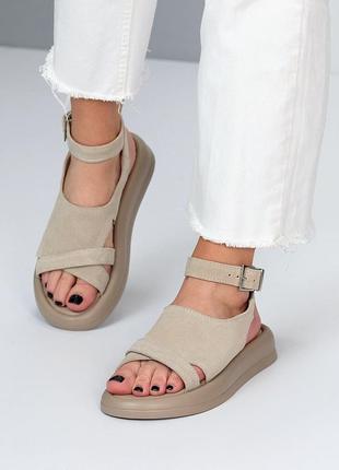 Модные женские кожаные босоножки на низком ходу бежевые