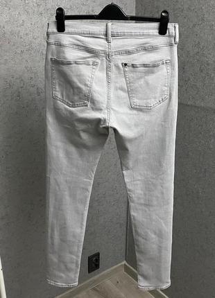 Серые джинсы от бренда h&m3 фото