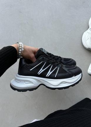 Жіночі чорні легкі та стильні кросівки з білою підошвою1 фото