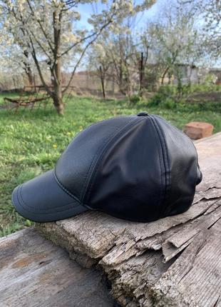 Кепка из эко кожи