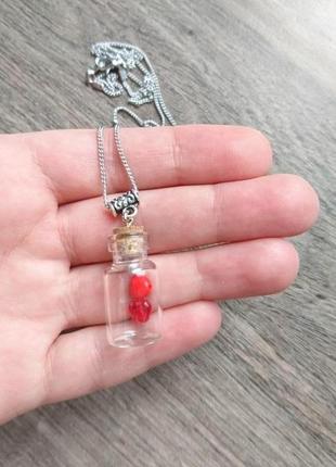 Милый романтичный маленький кулон бутылочка на тонкой цепочке с двумя сердечками внутри5 фото