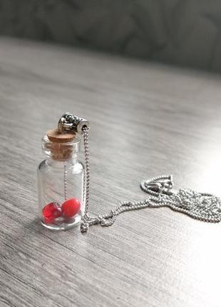 Милый романтичный маленький кулон бутылочка на тонкой цепочке с двумя сердечками внутри3 фото