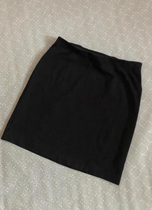 Чорна базова спідничка