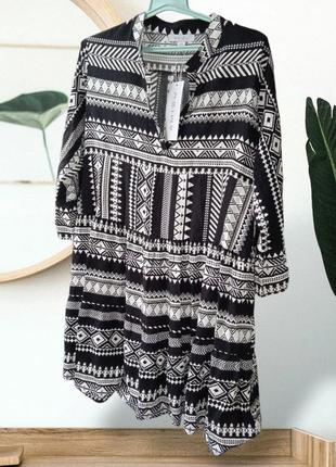 Новое объемное ярусное платье мини из вискозы/черно-белое платье с воланами.3 фото