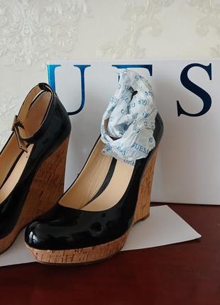 Черные лакированные туфли на платформе guess benecia.1 фото