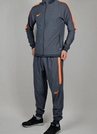 Літній спортивний костюм nike.