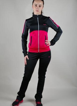 Спортивний костюм nike.