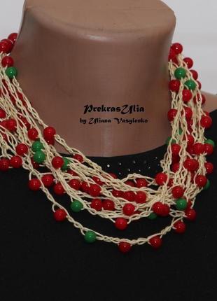 Натуральное вязане ожерелье с красными и зелеными бусинами2 фото