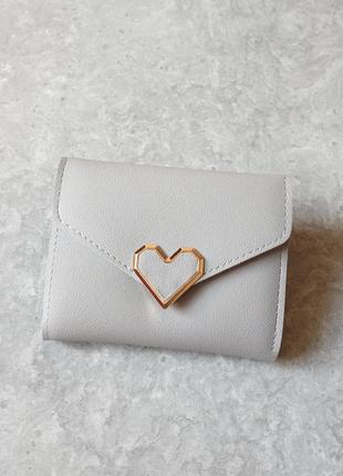 Стильный серый кошелек с сердечком.1 фото