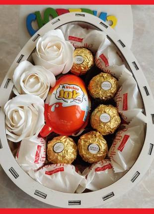 Подарочный мини боксик из сладостей и роз для девушки  ar28