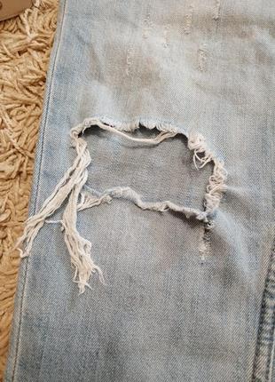 Рваные женские джинсы мом6 фото