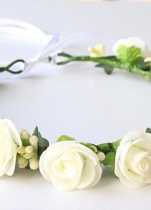 Ніжний віночок з білими трояндочками ручної роботи, білий вінок на голову, обідок6 фото
