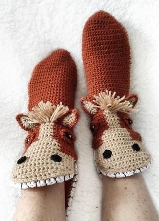 Вязаные носки-лошади