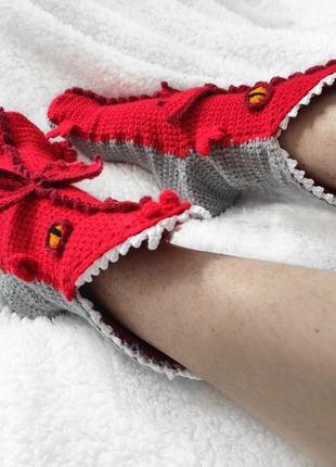 Вязаные красные носки-драконы символ 2024