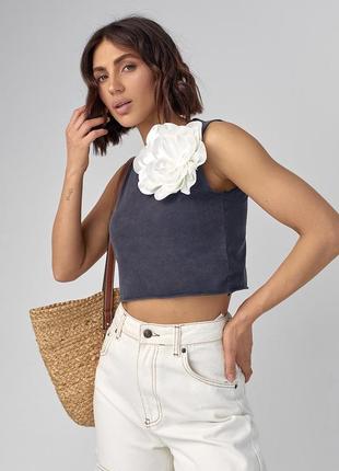 Короткая трикотажная майка-топ с объемным цветком артикул: 123690