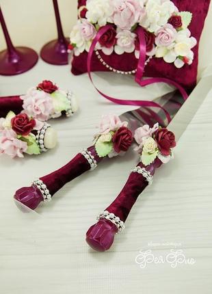 Бордовий ніж і лопатка для весільного торту