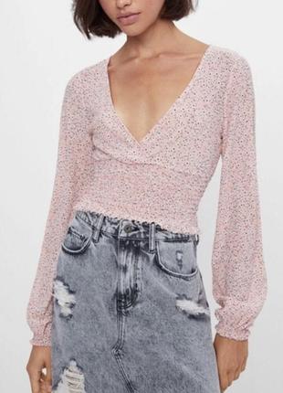 Блуза квіткова на резинці з об’ємними рукавами від bershka у розмірі м