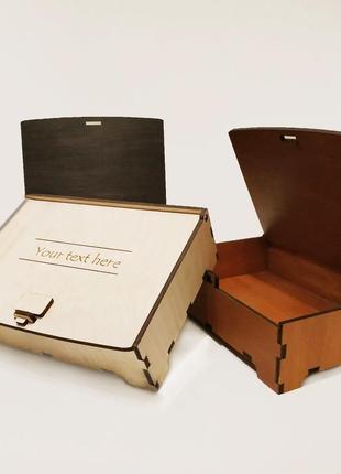 Дерев'яна шкатулка з ніжками. персоналізована коробка. шкатулка з персоналізацією. скринька3 фото