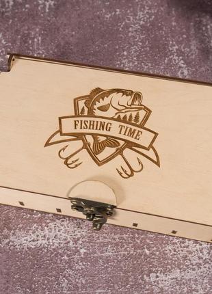 Персоналізована, дерев'яна коробка рибалки для снастей.