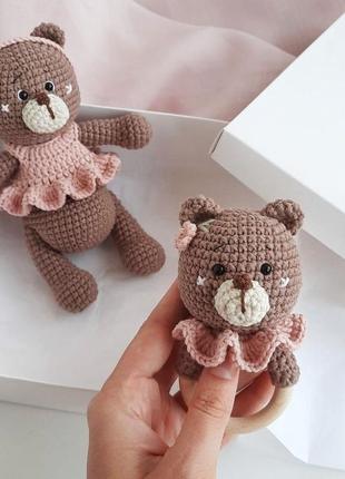 Подарунковий набір для новонародженого "вязаний ведмедик і брязкальце"6 фото