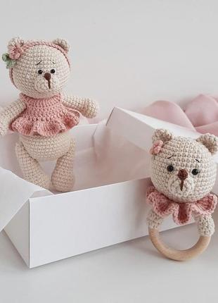 Подарунковий набір для новонародженого "вязаний ведмедик і брязкальце"5 фото