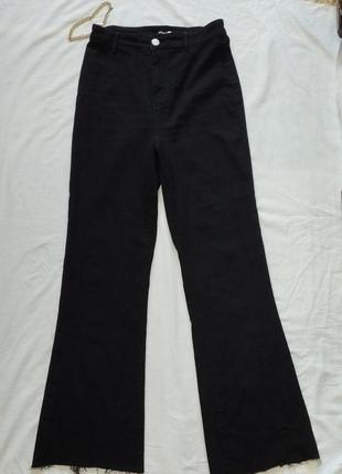 Черные стильные трендовые клешные джинсы