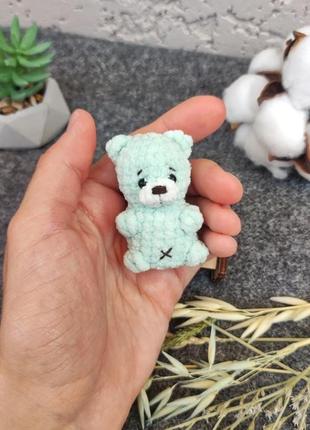 Маленький вязаный плюшевый мишка. подарок для девочки. мягкая мини медвежонок брелок