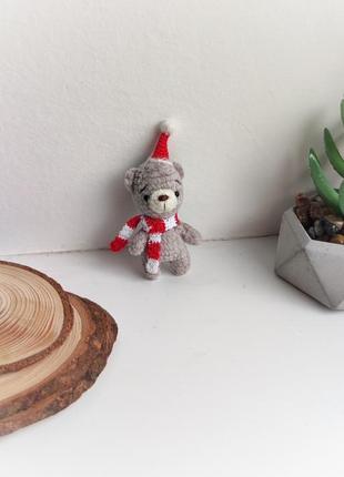 Маленький плюшевый мишка в костюме санты. новогодний мини мишка. подарок на резьбу.9 фото