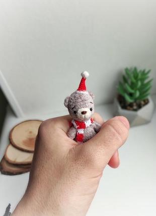 Маленький плюшевий ведмедик у костюмі санти. новорічний міні ведмедик. подарунок на різдво.2 фото