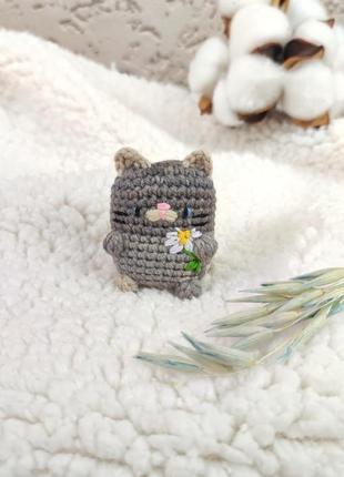 Маленька іграшка котик амігурумі. в'язана іграшка брелок сувенір кіт. подарунок для дитини2 фото