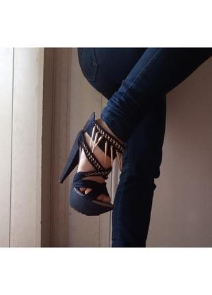 Кожаные туфли босоножки на каблуке с шипами перфорацией синие гламур золотая цепочка1 фото