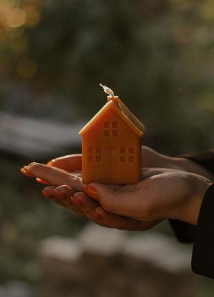 Свічка-будиночок з бджолиного воску 7×6см6 фото