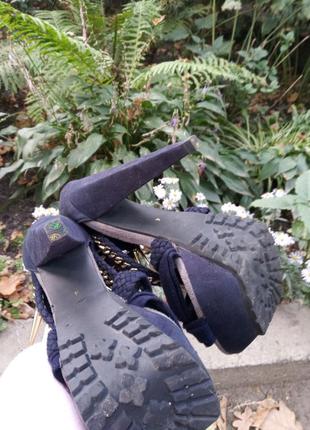Кожаные туфли босоножки на каблуке с шипами перфорацией синие гламур золотая цепочка7 фото