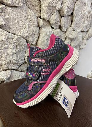 Круті кросівки на дівчинку well walk