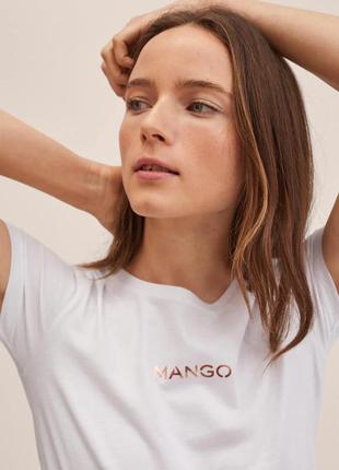 Женская белая футболка mango с золотым лого2 фото