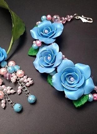 Голубой браслет и серьги с розами