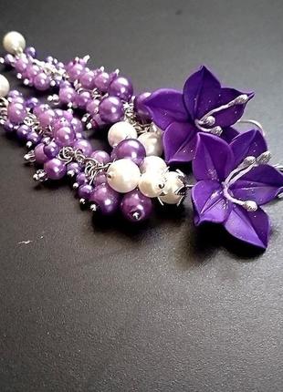 Серьги с фиолетовыми лилиями из полимерной глины и белым жемчугом1 фото