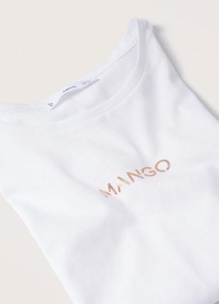 Женская белая футболка mango с золотым лого3 фото