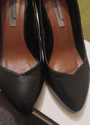 Красиві шкіряні туфлі