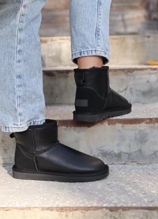 Жіночі уггі з хутром чорні угги ugg mini leather