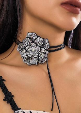 Ожерелье чокер шнурок черный с большим цветком с камушками со стразами3 фото